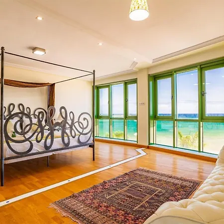 Sands- Seafront - Sea Views - Private Underground Parking Apartamento *