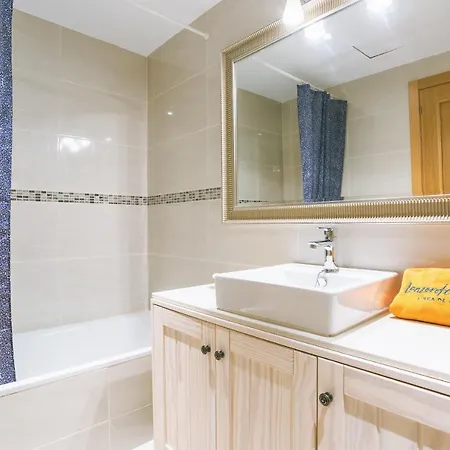 Sands- Seafront - Sea Views - Private Underground Parking Apartamento *