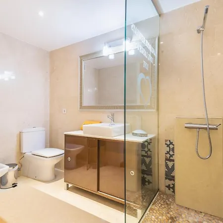 Sands- Seafront - Sea Views - Private Underground Parking Apartamento *