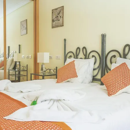 Sands- Seafront - Sea Views - Private Underground Parking Apartamento *